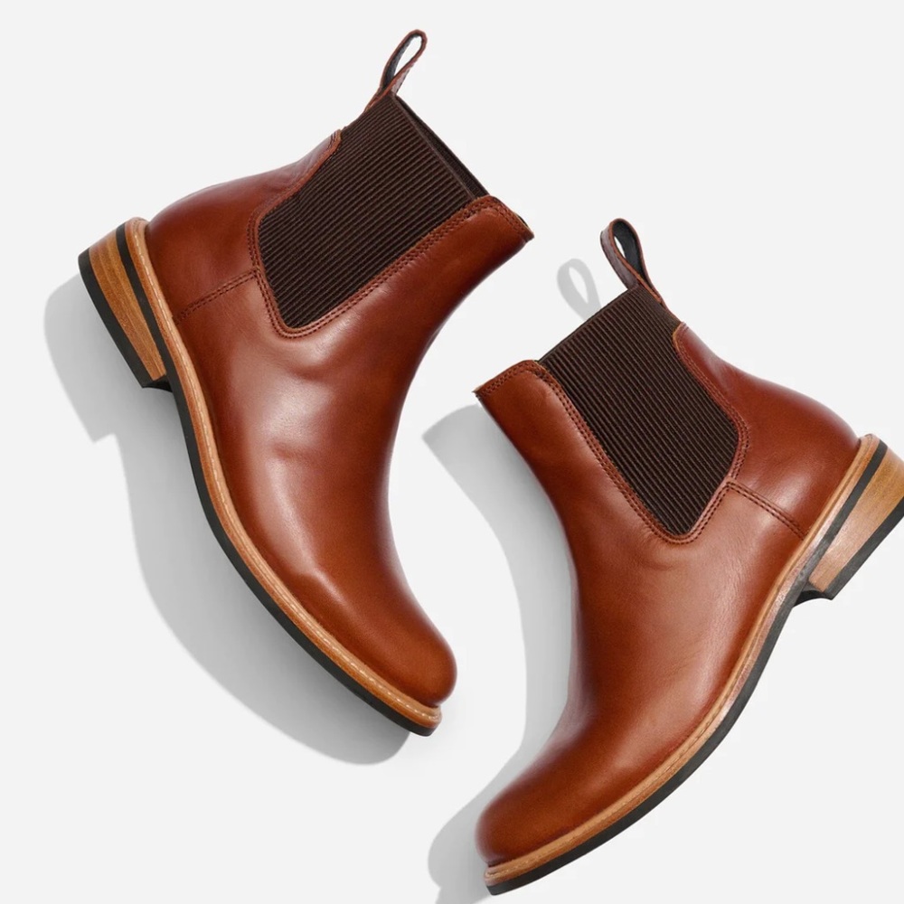 *NEW, NEVER WORN* Chelsea Boots - Sustainability made with REAL LEATHER